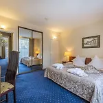 Grata By Centrum Hotel